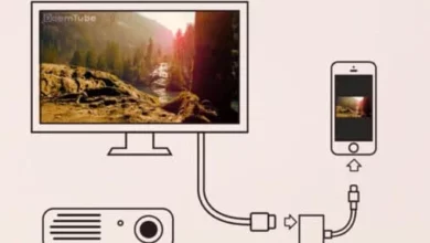 كيفية توصيل iPhone بالتلفزيون باستخدام الكابلات وبدونها